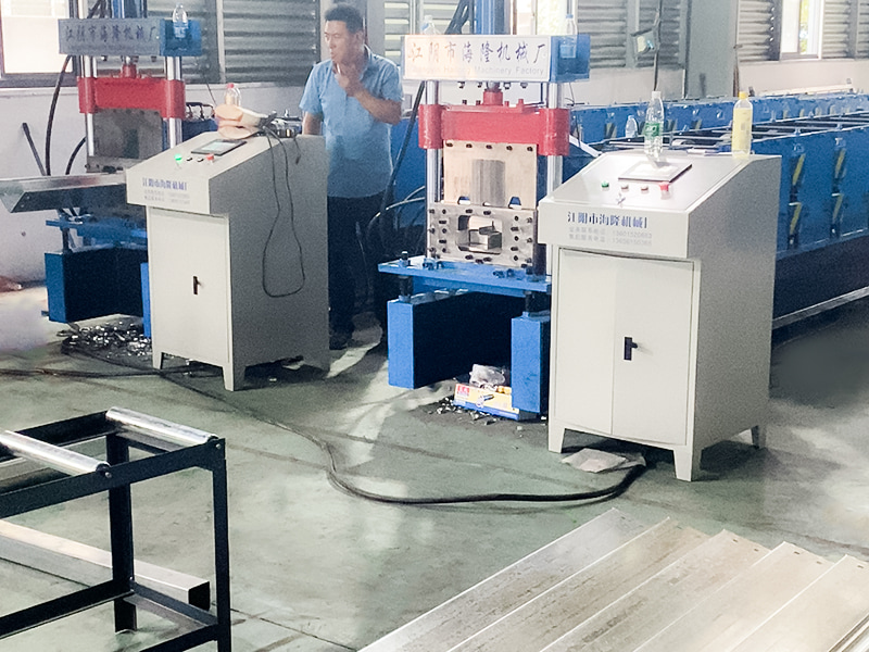 Nababakas na Container House Beam Roll Forming Machine
